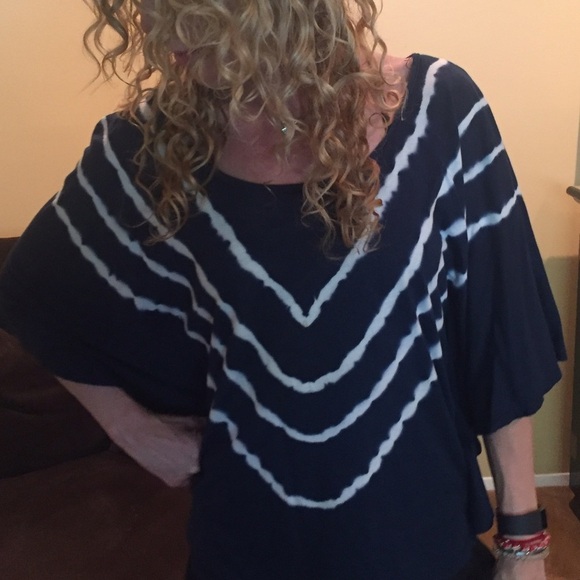 D'Closet Tops - Dark blue and white tie dye flowy tunic Sz M